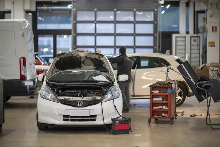 Auto sottoposta a controlli nell’officina