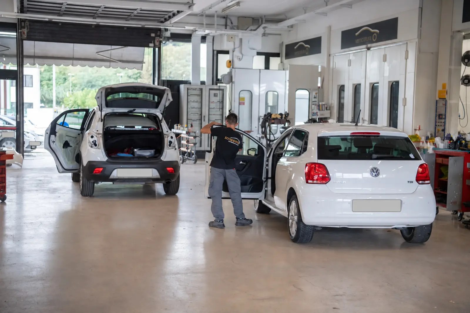 Interno dell’officina Strappato con veicoli e personale al lavoro