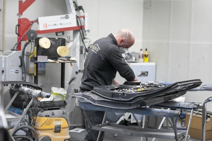 Tecnico Strappato al lavoro su un componente della carrozzeria