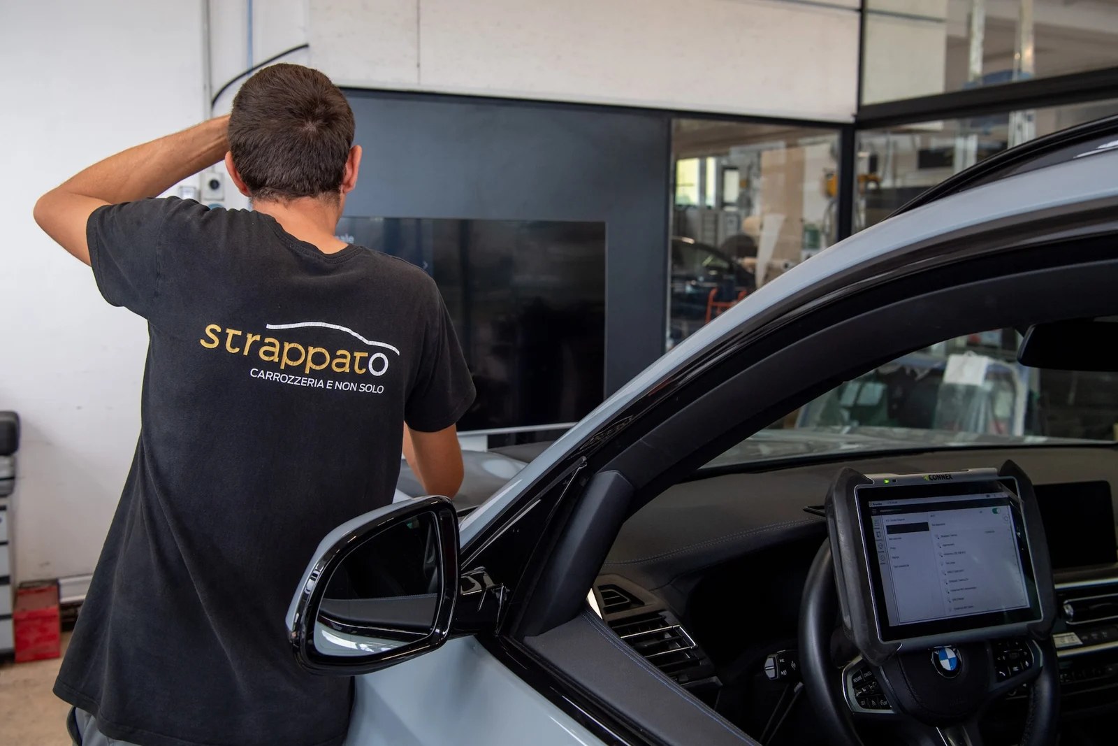 Tecnico Strappato e strumento diagnostico collegato al veicolo